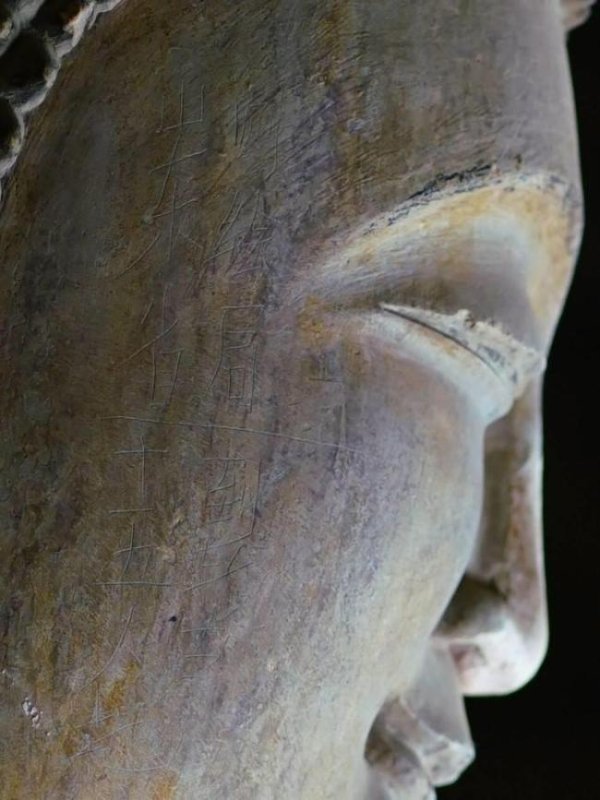 真牛所配资 千年国宝佛头被刻字：测绘局到此古迹 曾申请修复未获批