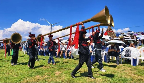张吧策路 火把狂欢点燃夏日激情 威宁避暑旅游季火热举行