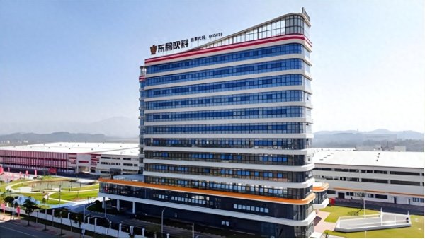迪时策略 东鹏饮料副总卢义富只有大专学历 但2024年薪酬721.4万超过董事长