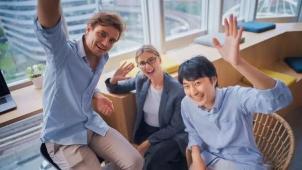 日昇配资 一个赌气移民，一个驻华40年：他们如何躲过日本“失去的30年”？