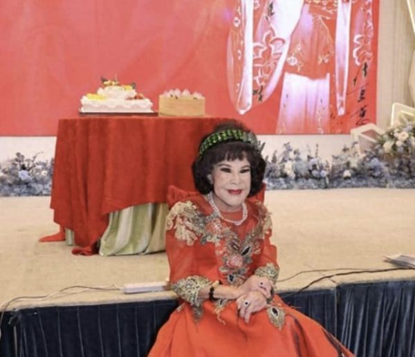 牛博 黄夏蕙一身红衣过95大寿，大摆60桌，但丈夫与6个孩子都没来