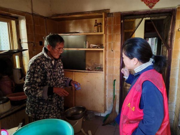 保利配资 青山区：一条求助微信，“馨居格格”秒变“救急员”